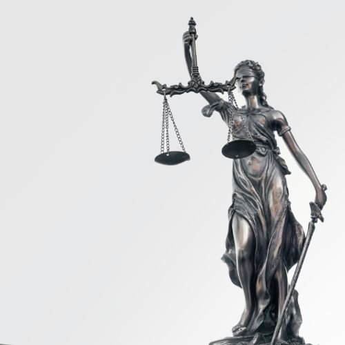 estatua sosteniendo balanza en pagina Servicios Legales en Barcelona